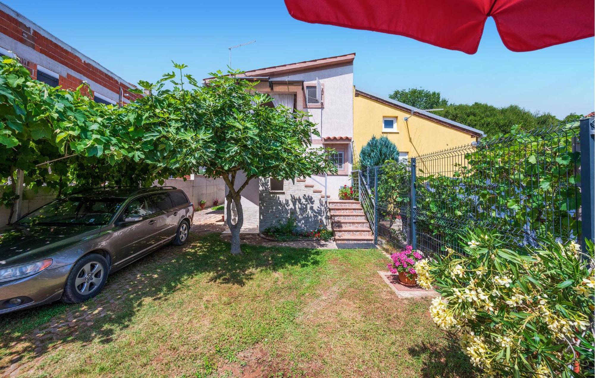 1 Bedroom Beautiful Apartment In Betiga Barbariga Exterior photo